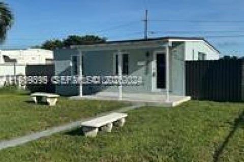 Villa ou maison à louer à Opa-locka, Floride: 2 chambres, 55.18 m2 № 1997386 - photo 4