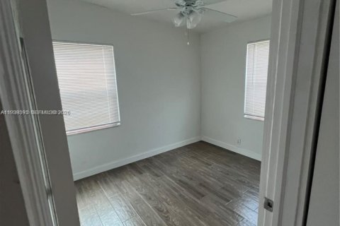 Villa ou maison à louer à Opa-locka, Floride: 2 chambres, 55.18 m2 № 1997386 - photo 16
