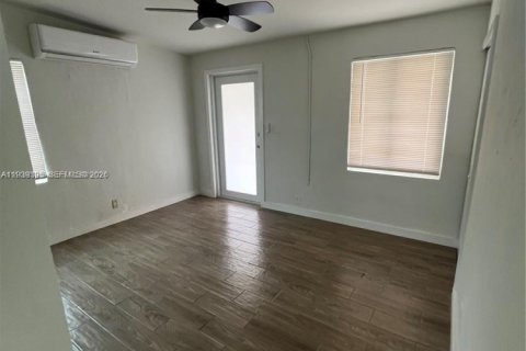 Villa ou maison à louer à Opa-locka, Floride: 2 chambres, 55.18 m2 № 1997386 - photo 11