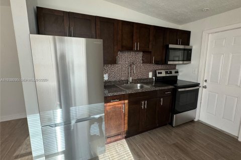 Villa ou maison à louer à Opa-locka, Floride: 2 chambres, 55.18 m2 № 1997386 - photo 10