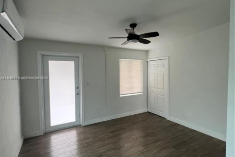 Villa ou maison à louer à Opa-locka, Floride: 2 chambres, 55.18 m2 № 1997386 - photo 13