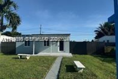 Villa ou maison à louer à Opa-locka, Floride: 2 chambres, 55.18 m2 № 1997386 - photo 2