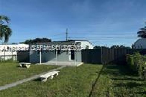 Villa ou maison à louer à Opa-locka, Floride: 2 chambres, 55.18 m2 № 1997386 - photo 5