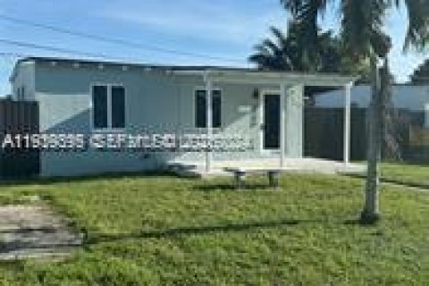 Villa ou maison à louer à Opa-locka, Floride: 2 chambres, 55.18 m2 № 1997386 - photo 3