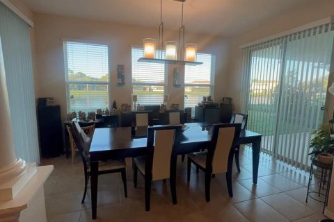 House in Kissimmee, Florida 5 bedrooms, 322.84 sq.m. № 2421835 - photo 7