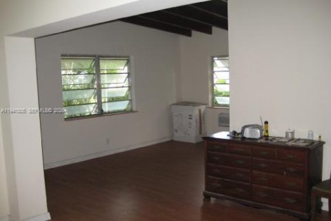 Villa ou maison à vendre à Miami, Floride: 2 chambres, 76.92 m2 № 1998714 - photo 3