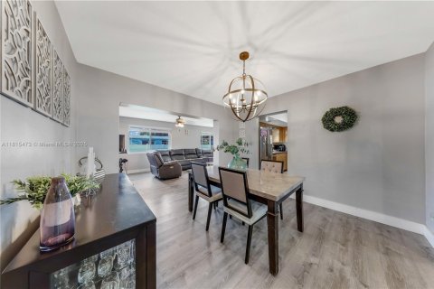 House in Pembroke Pines, Florida 4 bedrooms, 169.36 sq.m. № 1940092 - photo 7