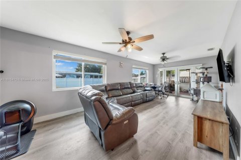 House in Pembroke Pines, Florida 4 bedrooms, 169.36 sq.m. № 1940092 - photo 8