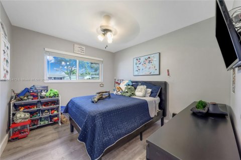 House in Pembroke Pines, Florida 4 bedrooms, 169.36 sq.m. № 1940092 - photo 11