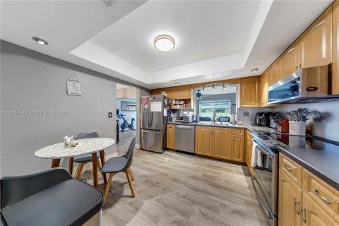 House in Pembroke Pines, Florida 4 bedrooms, 169.36 sq.m. № 1940092 - photo 3