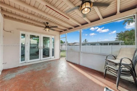 House in Pembroke Pines, Florida 4 bedrooms, 169.36 sq.m. № 1940092 - photo 16