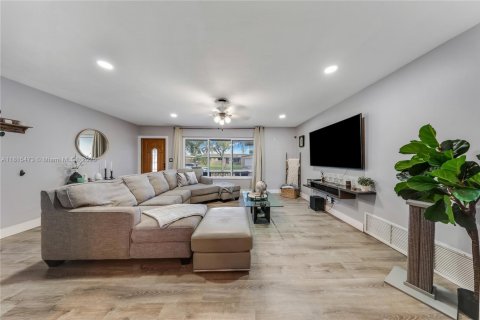 House in Pembroke Pines, Florida 4 bedrooms, 169.36 sq.m. № 1940092 - photo 6