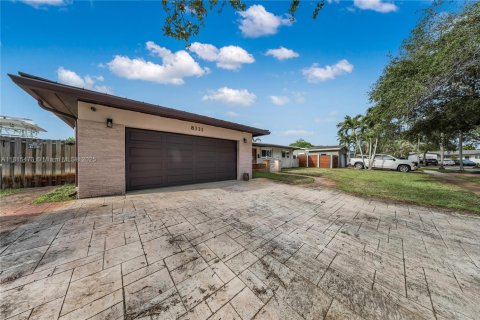 House in Pembroke Pines, Florida 4 bedrooms, 169.36 sq.m. № 1940092 - photo 18