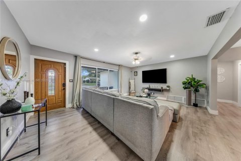 House in Pembroke Pines, Florida 4 bedrooms, 169.36 sq.m. № 1940092 - photo 5