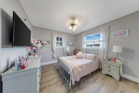 House in Pembroke Pines, Florida 4 bedrooms, 169.36 sq.m. № 1940092 - photo 13