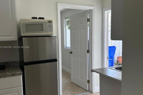 Propiedad comercial en alquiler en Pompano Beach, Florida, 1 dormitorio, 101.73 m2 № 2052627 - foto 11