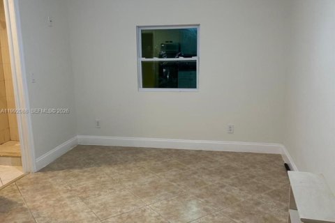 Propiedad comercial en alquiler en Pompano Beach, Florida, 1 dormitorio, 101.73 m2 № 2052627 - foto 4