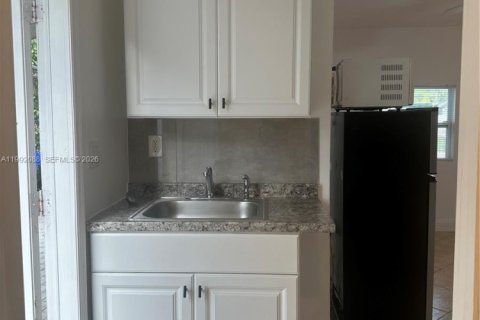 Propiedad comercial en alquiler en Pompano Beach, Florida, 1 dormitorio, 101.73 m2 № 2052627 - foto 3