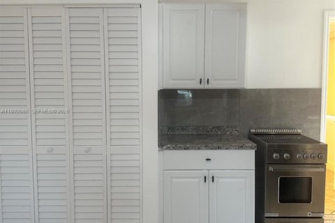 Propiedad comercial en alquiler en Pompano Beach, Florida, 1 dormitorio, 101.73 m2 № 2052627 - foto 2