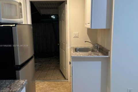 Propiedad comercial en alquiler en Pompano Beach, Florida, 1 dormitorio, 101.73 m2 № 2052627 - foto 10