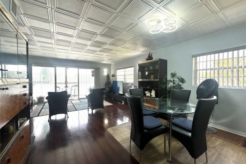 Condominio en venta en Pembroke Pines, Florida, 2 dormitorios, 140 m2 № 1934927 - foto 9