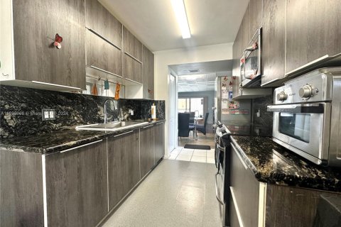 Condominio en venta en Pembroke Pines, Florida, 2 dormitorios, 140 m2 № 1934927 - foto 14