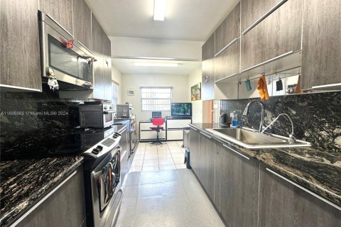 Condominio en venta en Pembroke Pines, Florida, 2 dormitorios, 140 m2 № 1934927 - foto 11