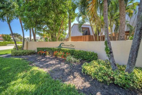 Townhouse in Jupiter, Florida 2 bedrooms, 158.68 sq.m. № 1098754 - photo 1