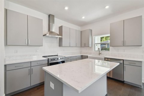 House in Tampa, Florida 4 bedrooms, 223.8 sq.m. № 1326359 - photo 23