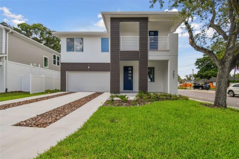 House in Tampa, Florida 4 bedrooms, 223.8 sq.m. № 1326359 - photo 3
