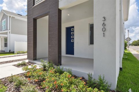 House in Tampa, Florida 4 bedrooms, 223.8 sq.m. № 1326359 - photo 6
