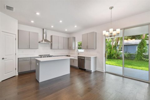 House in Tampa, Florida 4 bedrooms, 223.8 sq.m. № 1326359 - photo 18