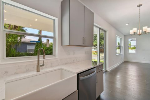 House in Tampa, Florida 4 bedrooms, 223.8 sq.m. № 1326359 - photo 26