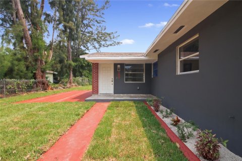 Casa en alquiler en Miami, Florida, 3 dormitorios, 129.41 m2 № 1892724 - foto 1
