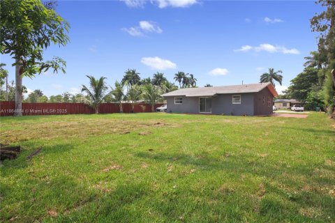 Casa en alquiler en Miami, Florida, 3 dormitorios, 129.41 m2 № 1892724 - foto 3