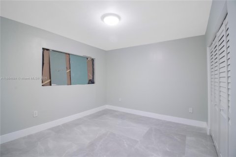 Casa en alquiler en Miami, Florida, 3 dormitorios, 129.41 m2 № 1892724 - foto 25