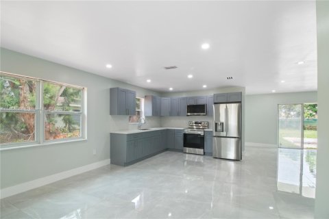 Casa en alquiler en Miami, Florida, 3 dormitorios, 129.41 m2 № 1892724 - foto 11