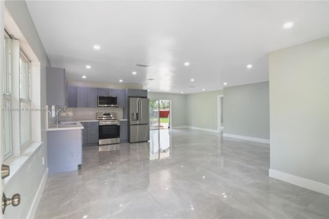 Casa en alquiler en Miami, Florida, 3 dormitorios, 129.41 m2 № 1892724 - foto 10