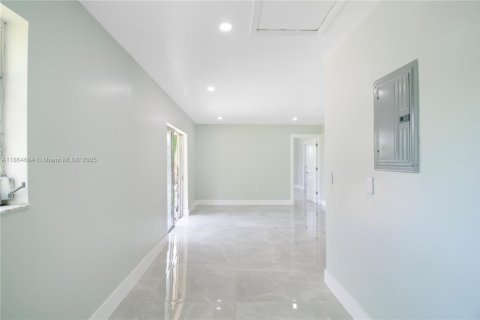 Casa en alquiler en Miami, Florida, 3 dormitorios, 129.41 m2 № 1892724 - foto 16