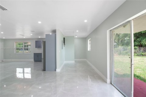 Casa en alquiler en Miami, Florida, 3 dormitorios, 129.41 m2 № 1892724 - foto 15