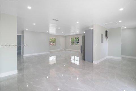 Casa en alquiler en Miami, Florida, 3 dormitorios, 129.41 m2 № 1892724 - foto 13