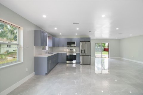 Casa en alquiler en Miami, Florida, 3 dormitorios, 129.41 m2 № 1892724 - foto 9