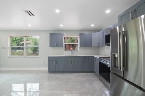 Casa en alquiler en Miami, Florida, 3 dormitorios, 129.41 m2 № 1892724 - foto 8