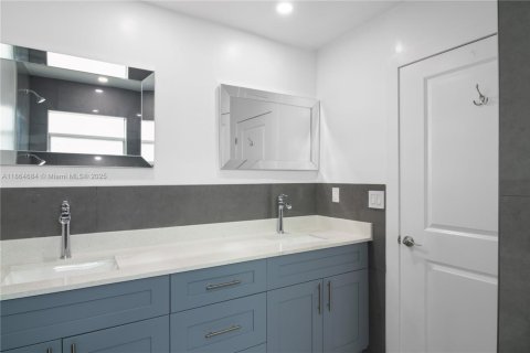 Casa en alquiler en Miami, Florida, 3 dormitorios, 129.41 m2 № 1892724 - foto 20