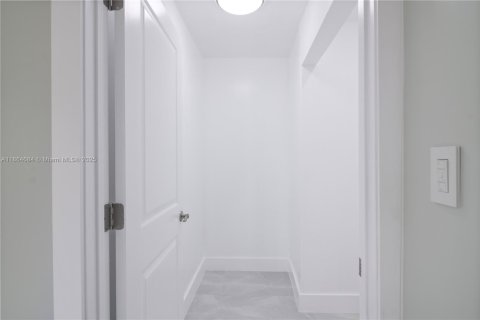 Casa en alquiler en Miami, Florida, 3 dormitorios, 129.41 m2 № 1892724 - foto 24