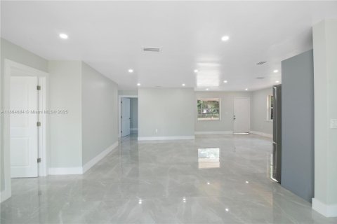 Casa en alquiler en Miami, Florida, 3 dormitorios, 129.41 m2 № 1892724 - foto 14