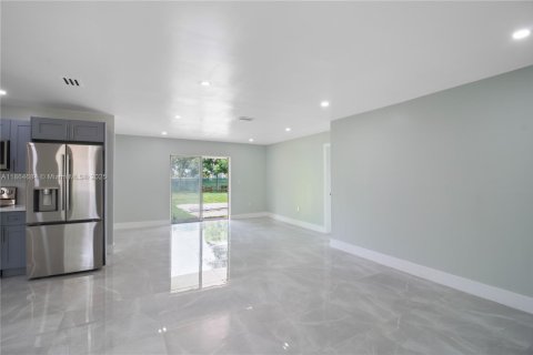 Casa en alquiler en Miami, Florida, 3 dormitorios, 129.41 m2 № 1892724 - foto 12