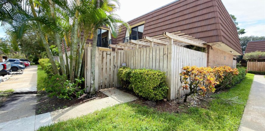 Townhouse in Palm Beach Gardens, Florida 2 bedrooms, 148.27 sq.m. № 2365282