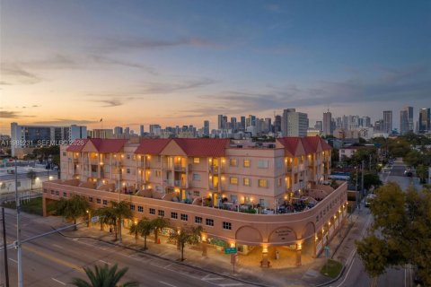 Кондоминиум с 2 спальнями в Майами, Флорида № 2050902