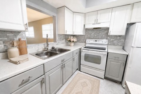 Copropriété à louer à Pompano Beach, Floride: 2 chambres, 74.32 m2 № 2378543 - photo 6